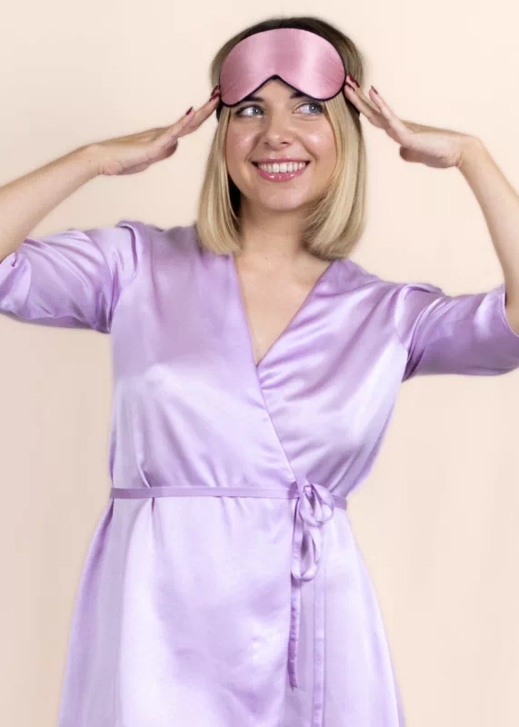 masque de nuit en soie rose