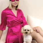 masque de sommeil en soie rose fuchsia