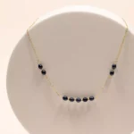 Collier plaqué or perles d'eau douce bleue marine